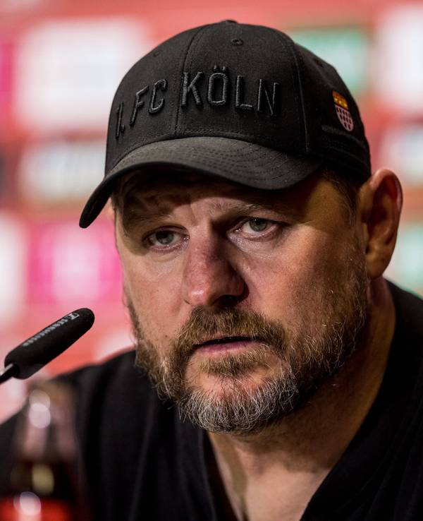 Steffen Baumgart spricht ins Mikrofon.