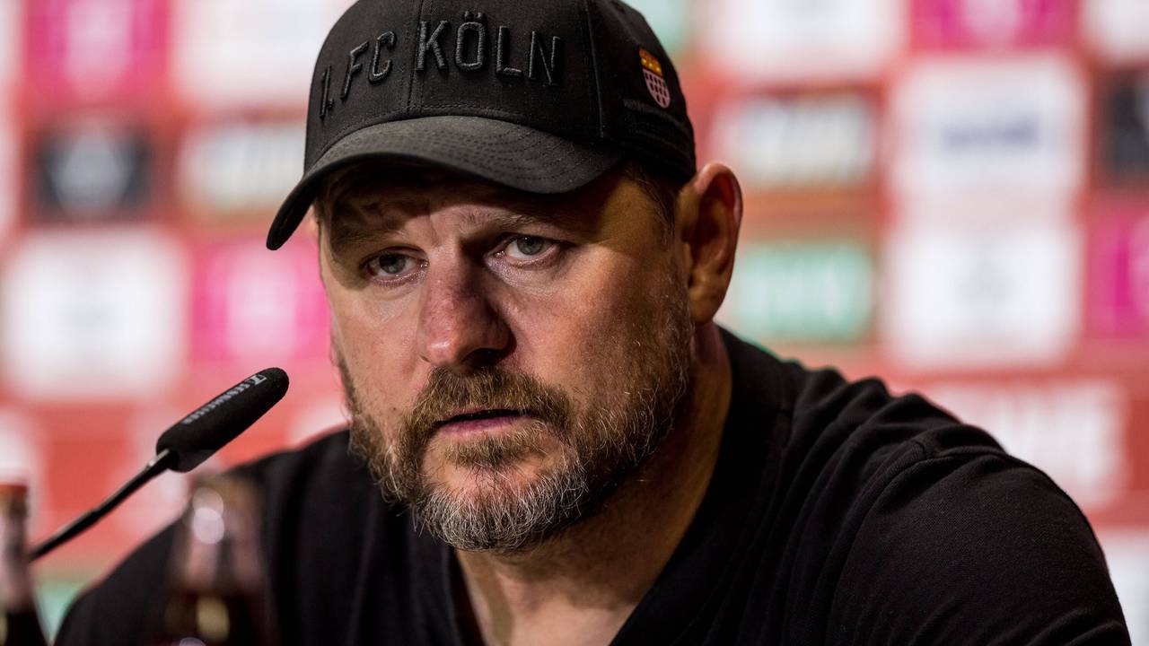 Steffen Baumgart spricht ins Mikrofon.