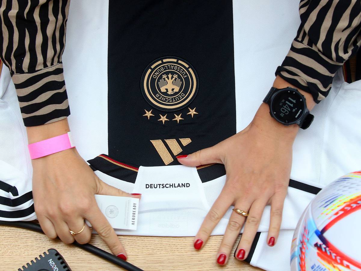 Das Trikot der Deutschen Nationalelf liegt auf einem Tisch. Dieses Symolfoto wurde im September 2022 aufgenommen und steht nicht in Zusammenhang mit den erhobenen Vorwürfen.
