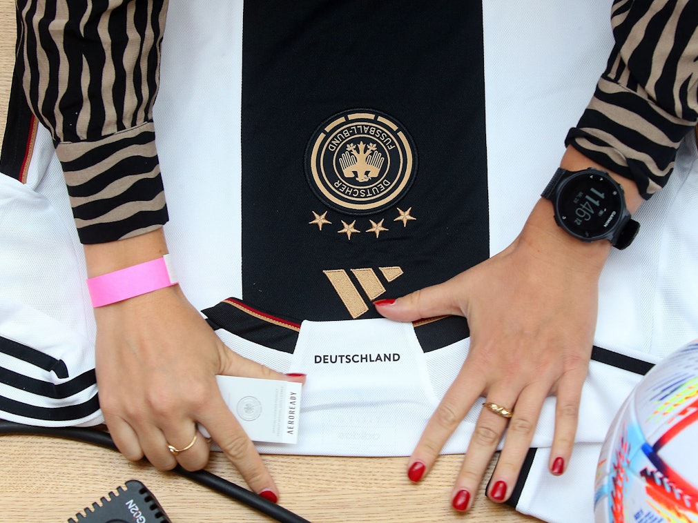 Das Trikot der Deutschen Nationalelf liegt auf einem Tisch. Dieses Symolfoto wurde im September 2022 aufgenommen und steht nicht in Zusammenhang mit den erhobenen Vorwürfen.