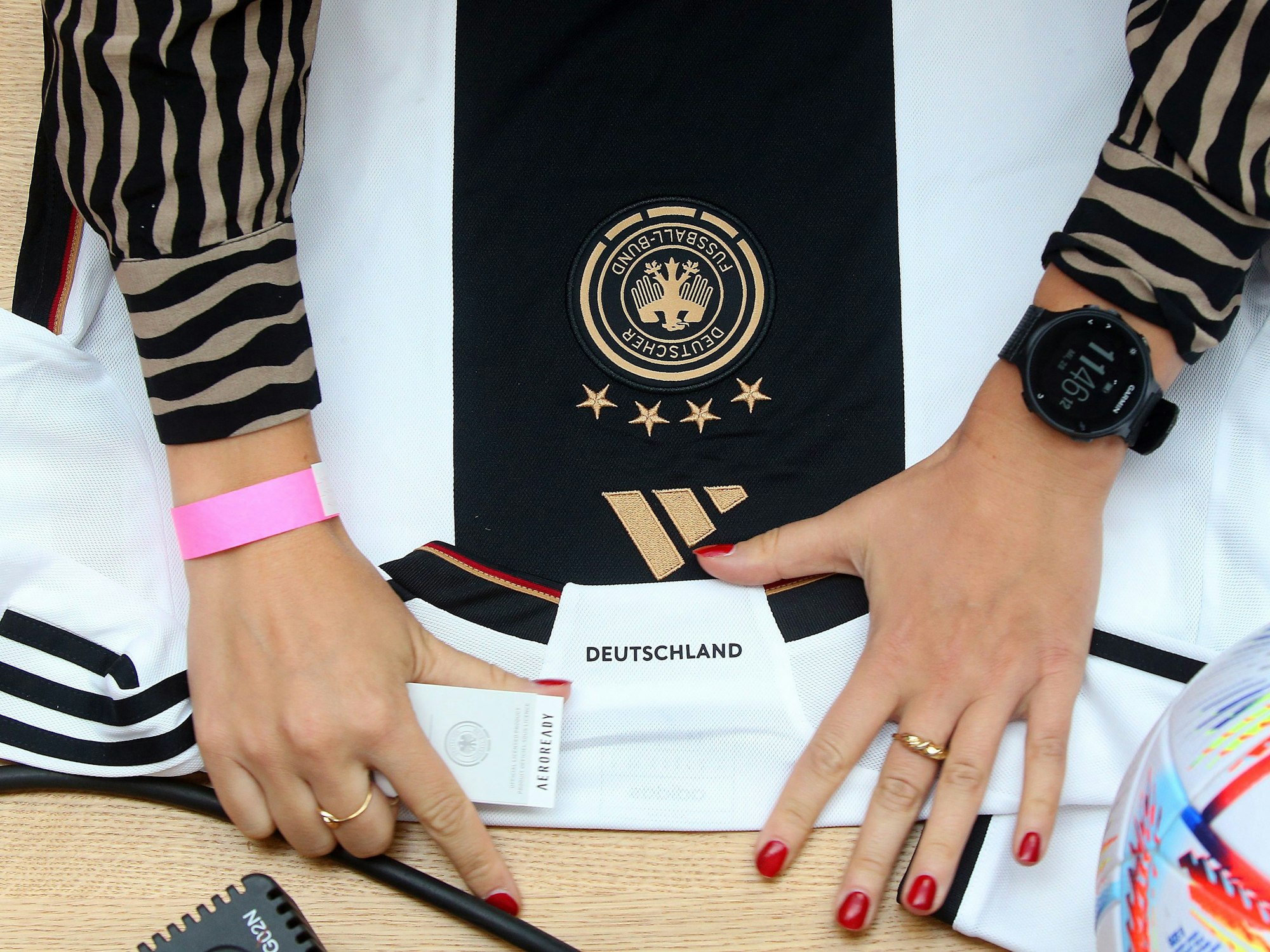 Das Trikot der Deutschen Nationalelf liegt auf einem Tisch. Dieses Symolfoto wurde im September 2022 aufgenommen und steht nicht in Zusammenhang mit den erhobenen Vorwürfen.