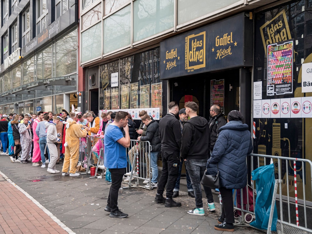 Jecke warten vor dem Kölner Studenten-Club „Das Ding“. Nicht jede Verkleidung ist hier beliebt (Archivfoto).