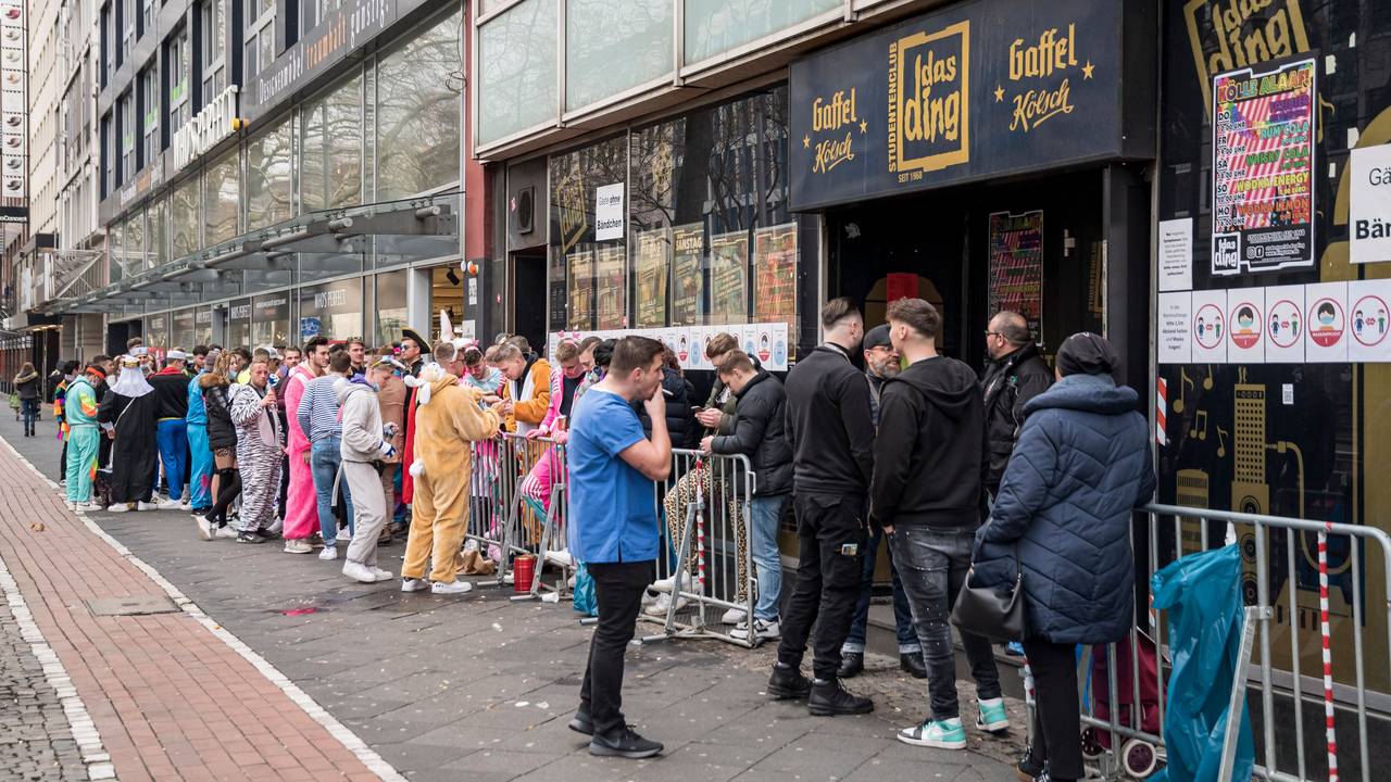 Jecke warten vor dem Kölner Studenten-Club „Das Ding“. Nicht jede Verkleidung ist hier beliebt (Archivfoto).