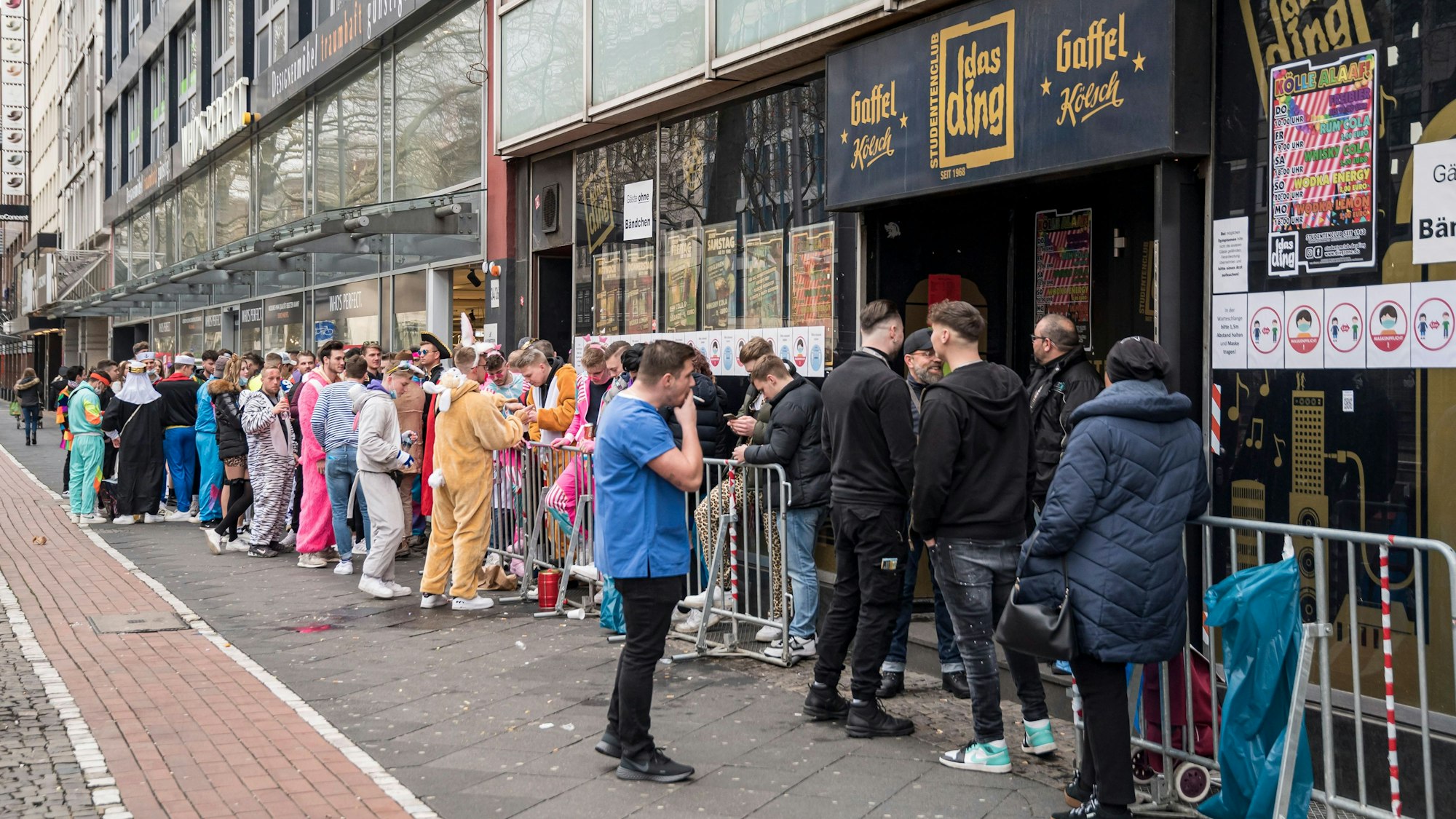 Lange Warteschlange vor dem Studenten-Club „Das Ding“ auf dem Hohenstaufenring.