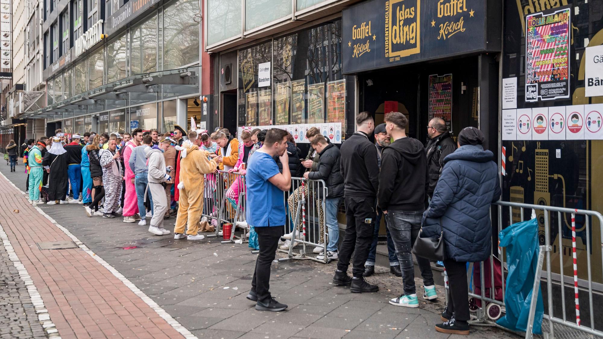 Jecke warten vor dem Kölner Studenten-Club „Das Ding“. Nicht jede Verkleidung ist hier beliebt (Archivfoto).