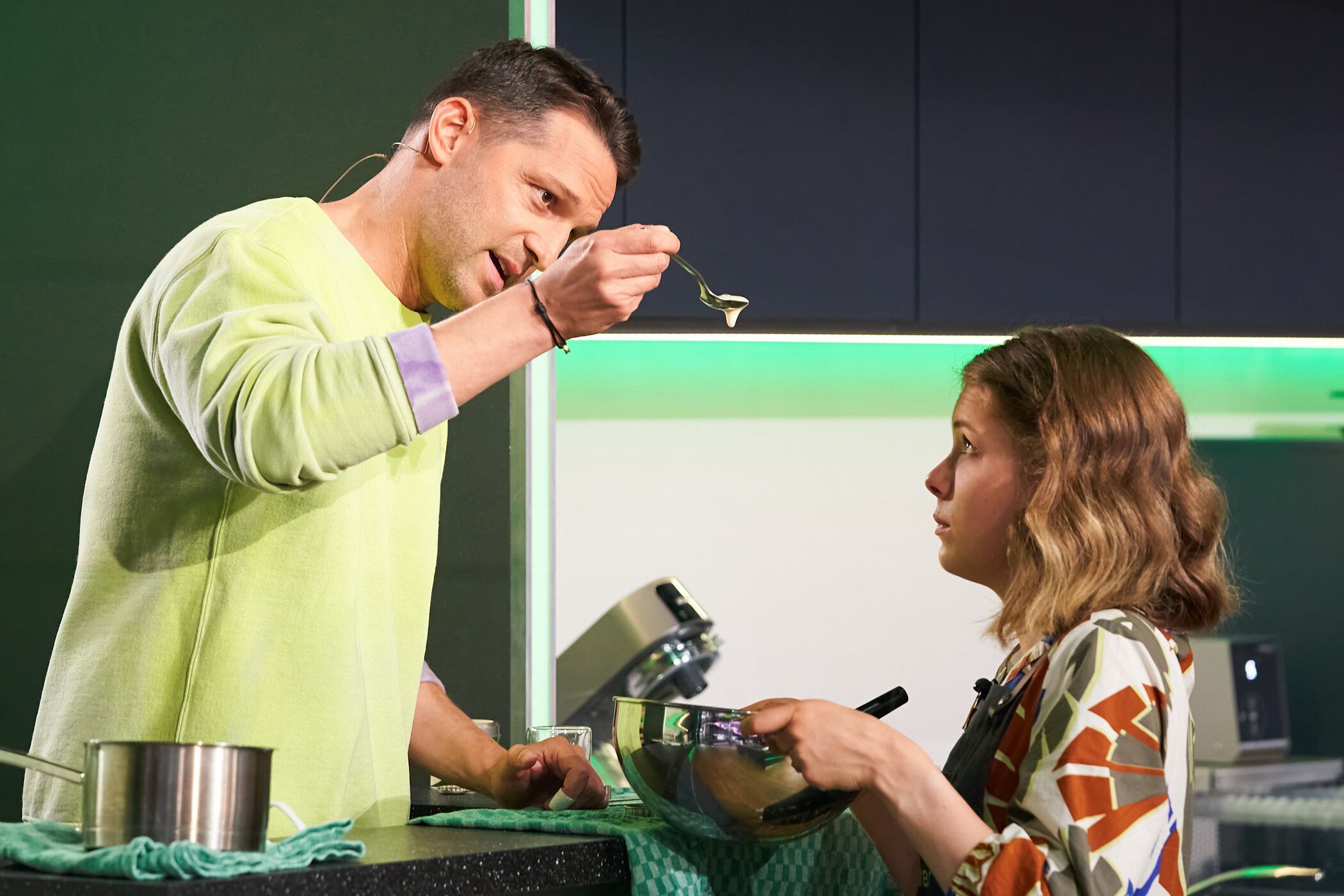 Alexander Kumptner (hier mit Talent Theresa) kam bei „The Taste“ am Mittwochabend (19. Oktober 2022) an seine kulinarischen Grenzen.