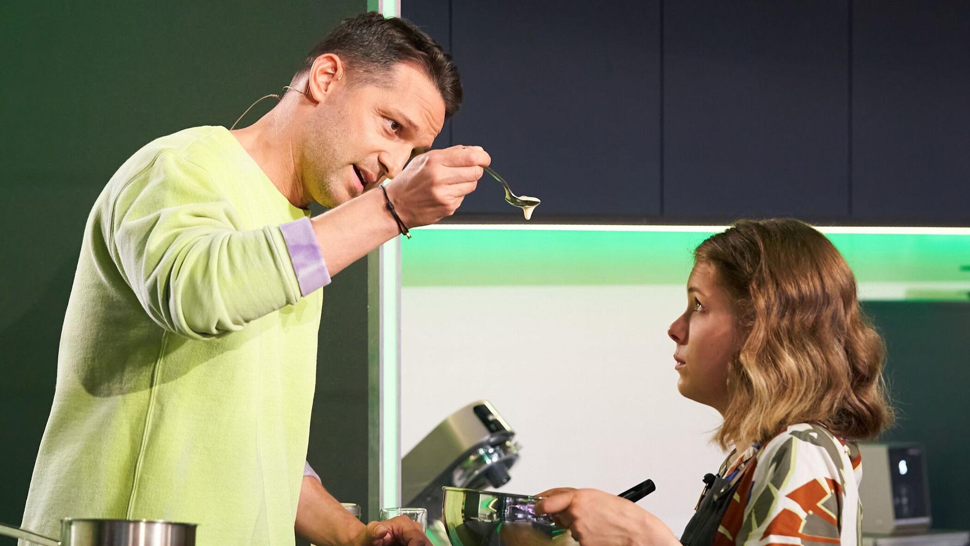 Alexander Kumptner (hier mit Talent Theresa) kam bei „The Taste“ am Mittwochabend (19. Oktober 2022) an seine kulinarischen Grenzen.