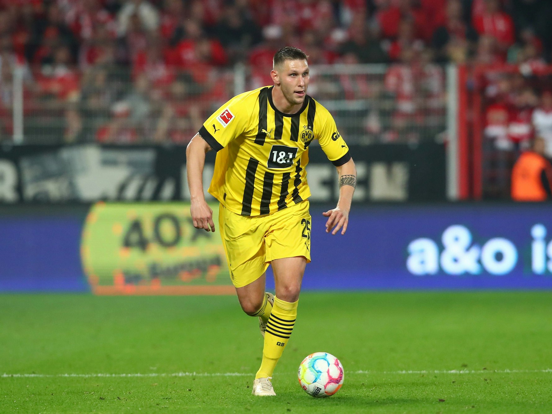 Niklas Süle führt den Ball im Bundesliga-Spiel gegen Union Berlin