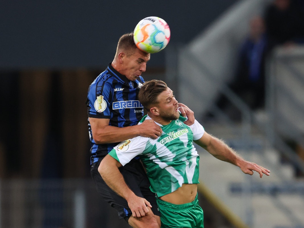 Uwe Hünemeier im Kopfballduell mit Werder Bremens Niclas Füllkrug