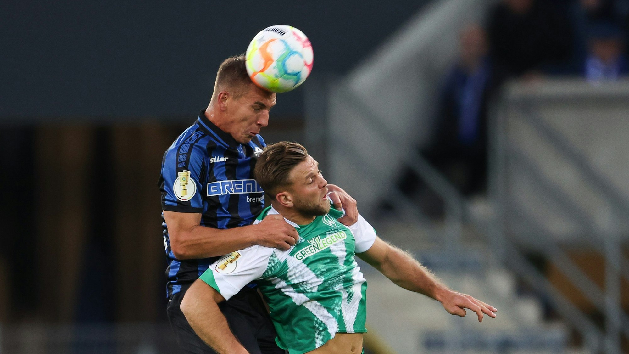 Uwe Hünemeier im Kopfballduell mit Werder Bremens Niclas Füllkrug