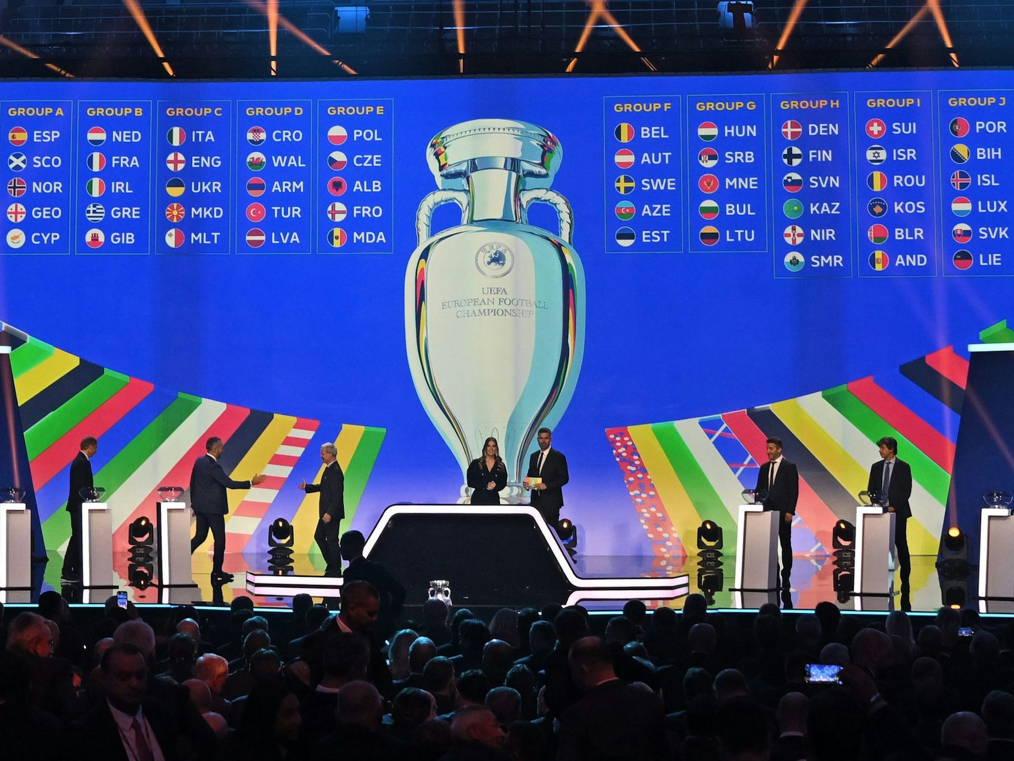 Die zehn Gruppen für die Qualifikation zur Fußball-Europameisterschaft 2024 werden nach der Auslosung auf einer großen Videoleinwand angezeigt.