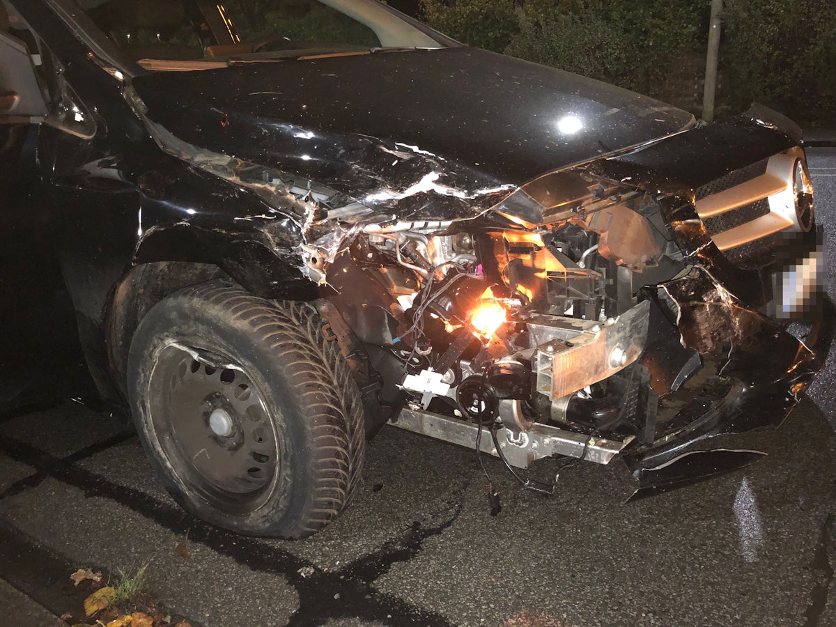 Ein Mercedes hat einen Totalschaden erlitten.