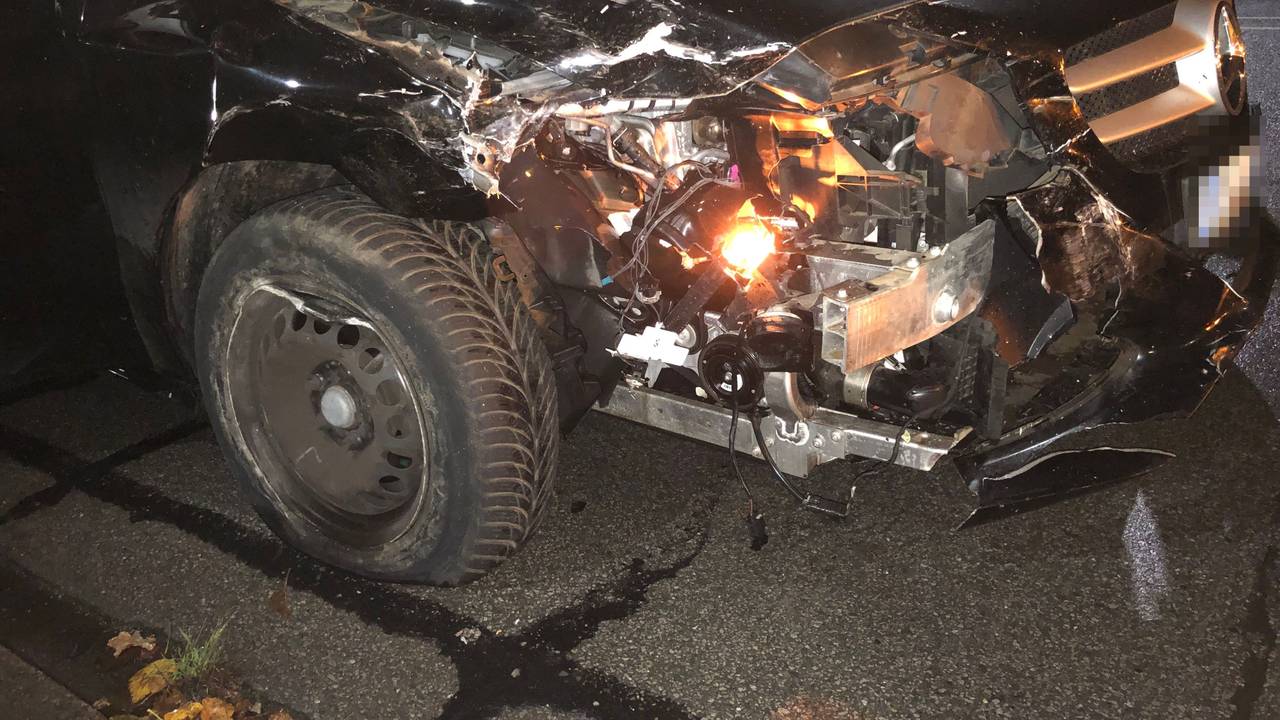 Ein Mercedes hat einen Totalschaden erlitten.