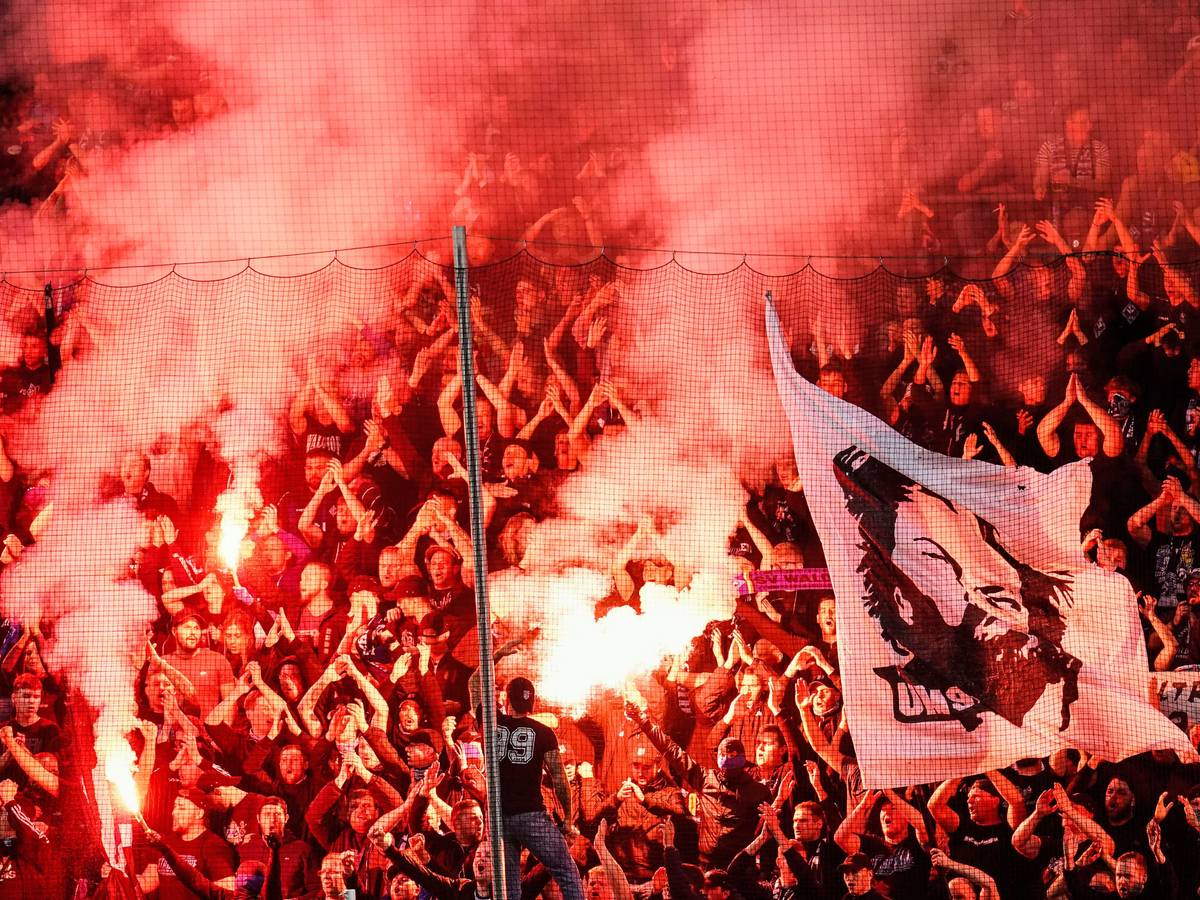 Mannheimer Fans zünden bengalisches Feuer.