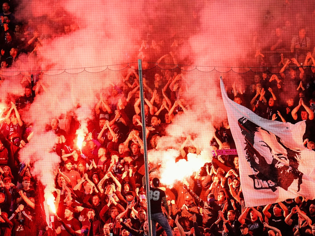 Mannheimer Fans zünden bengalisches Feuer.