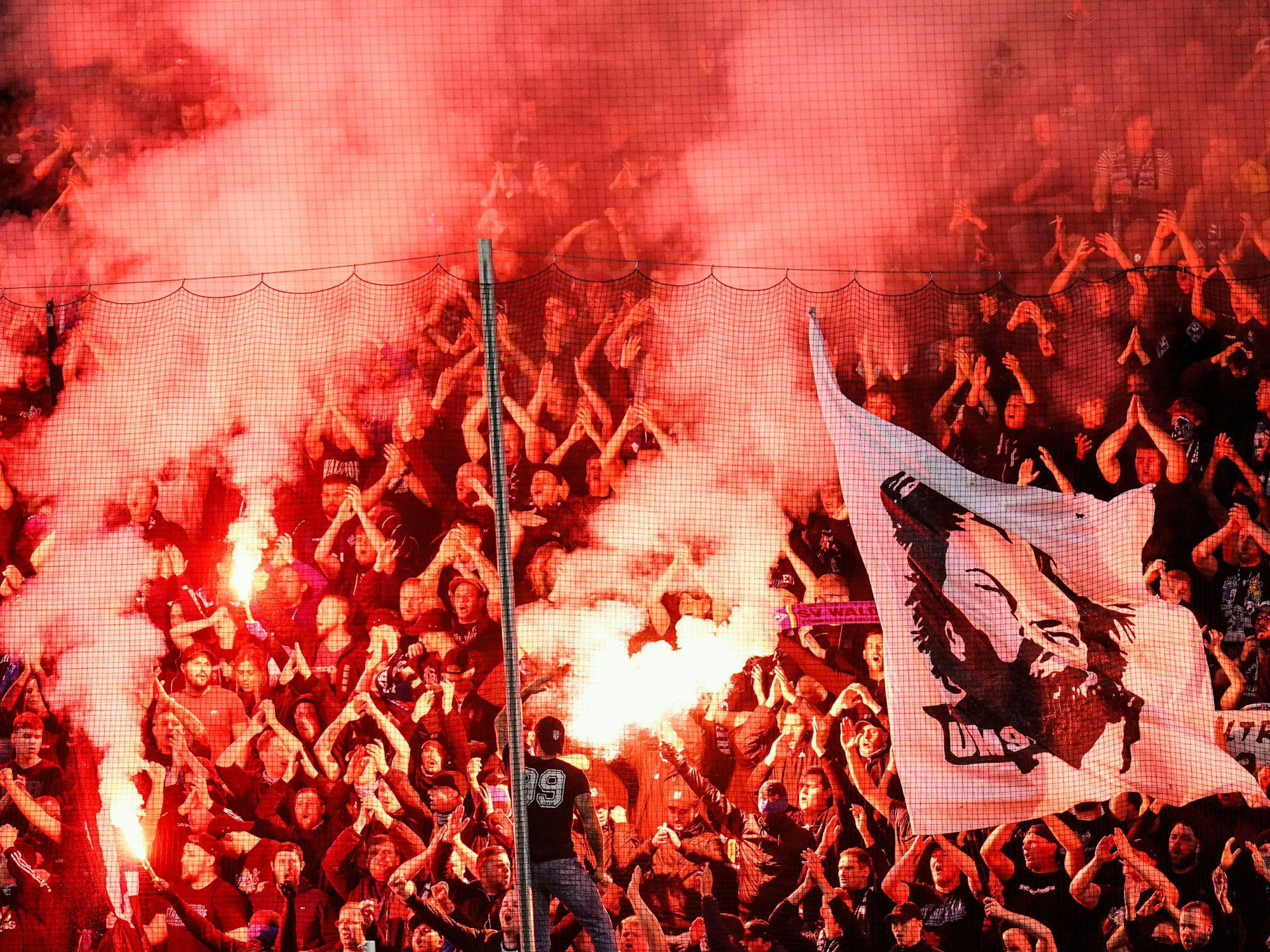 Mannheimer Fans zünden bengalisches Feuer.