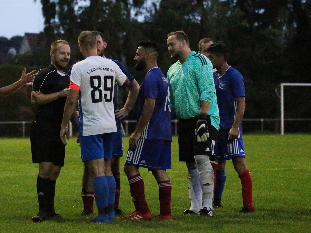 Spielabbruch nach 70 Minuten beim Stand von 5:1, nachdem der Schiedsrichter von einem Spieler des SV Beeden verbal angegangen wurde.