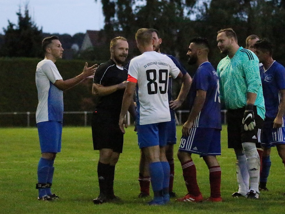 Spielabbruch nach 70 Minuten beim Stand von 5:1, nachdem der Schiedsrichter von einem Spieler des SV Beeden verbal angegangen wurde.