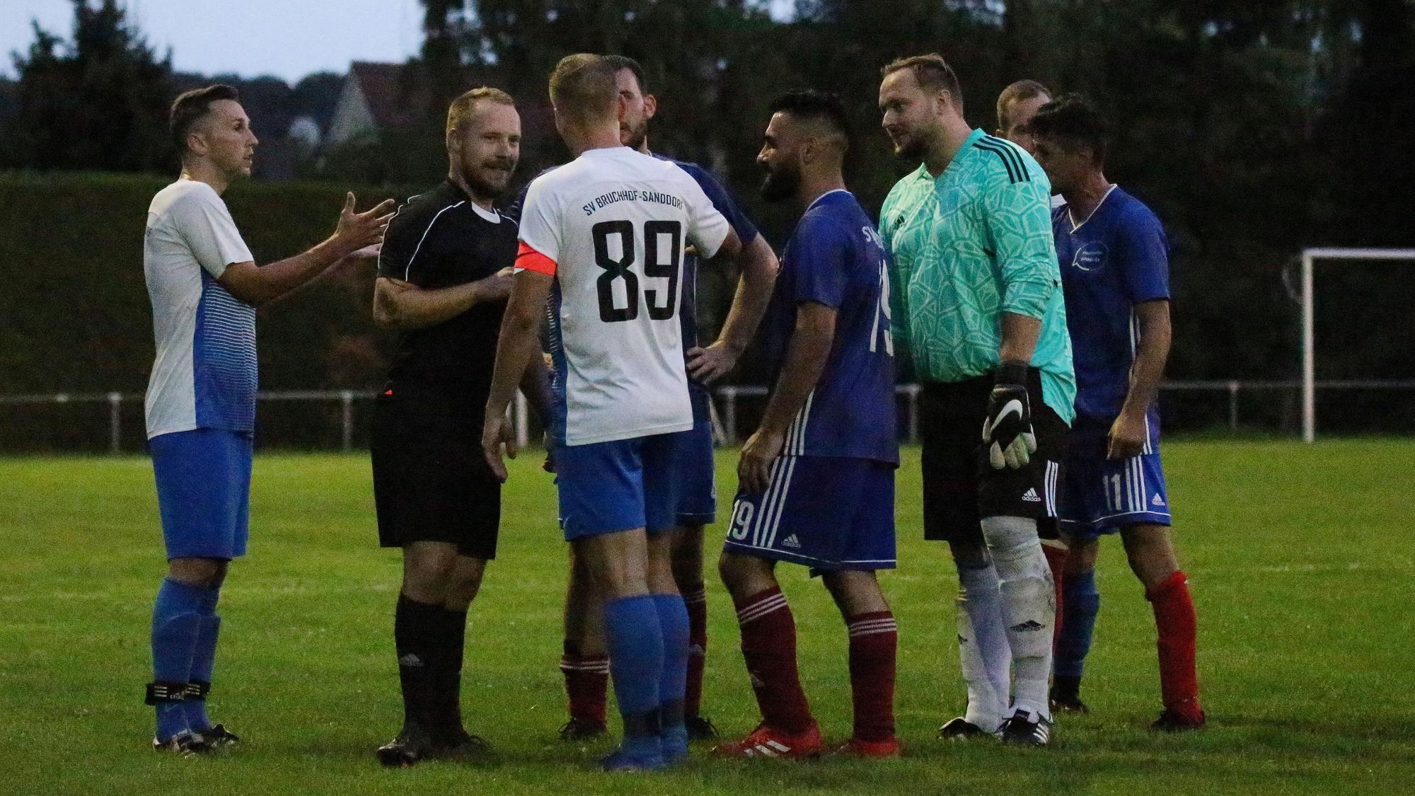 Spielabbruch nach 70 Minuten beim Stand von 5:1, nachdem der Schiedsrichter von einem Spieler des SV Beeden verbal angegangen wurde.