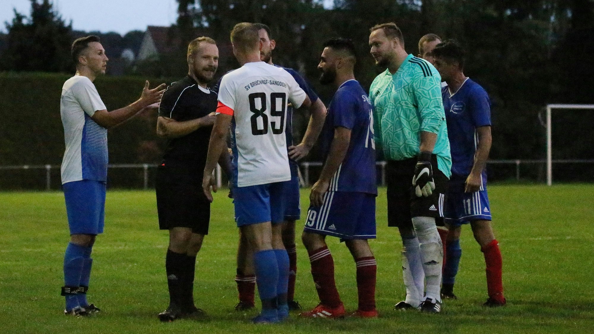 Spielabbruch nach 70 Minuten beim Stand von 5:1, nachdem der Schiedsrichter von einem Spieler des SV Beeden verbal angegangen wurde.
