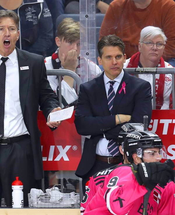 Uwe Krupp, Headcoach Trainer von Kölner Haie, steht schreiend hinter der Bande.