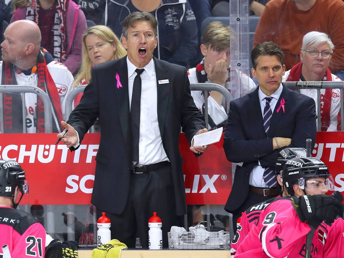 Uwe Krupp, Headcoach Trainer von Kölner Haie, steht schreiend hinter der Bande.
