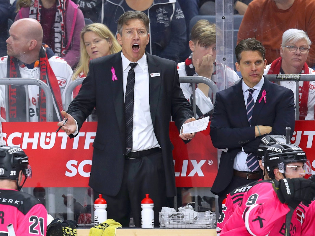 Uwe Krupp, Headcoach Trainer von Kölner Haie, steht schreiend hinter der Bande.