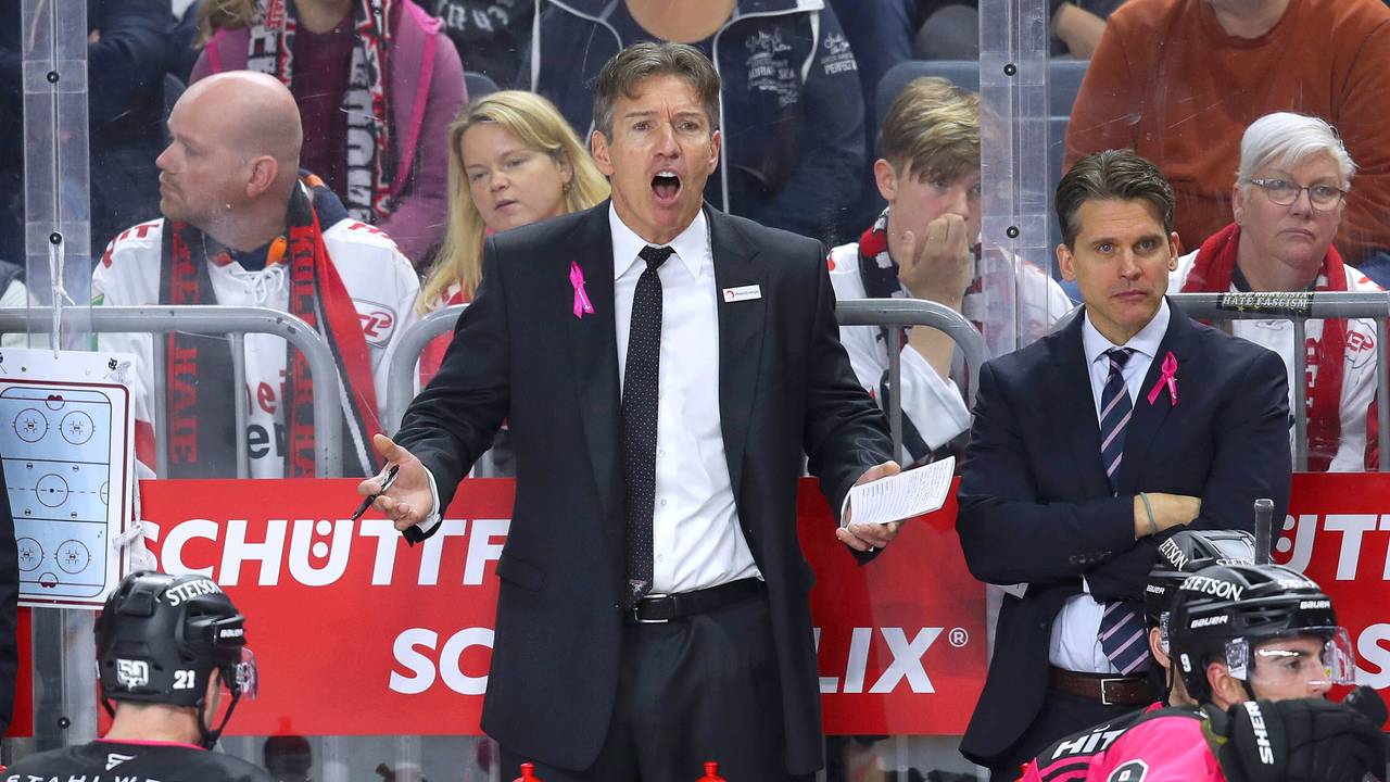 Uwe Krupp, Headcoach Trainer von Kölner Haie, steht schreiend hinter der Bande.