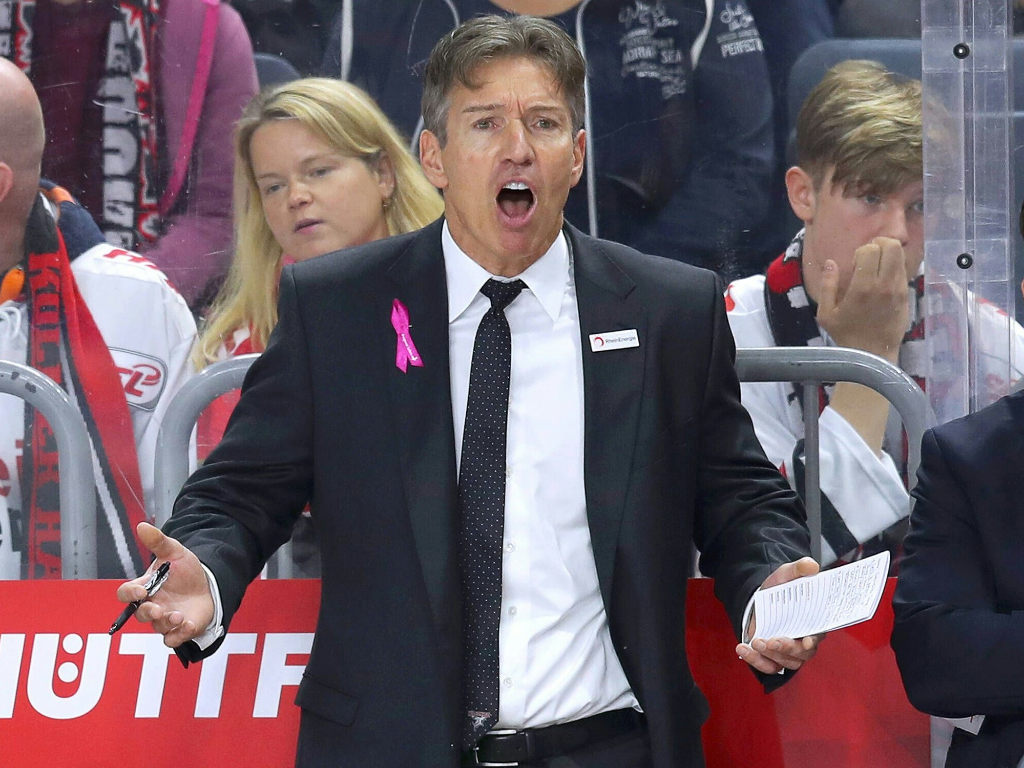 Uwe Krupp, Headcoach Trainer von Kölner Haie, steht schreiend hinter der Bande.