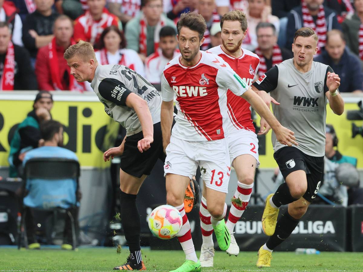 Mark Uth setzt sich gegen zwei Augsburger durch.