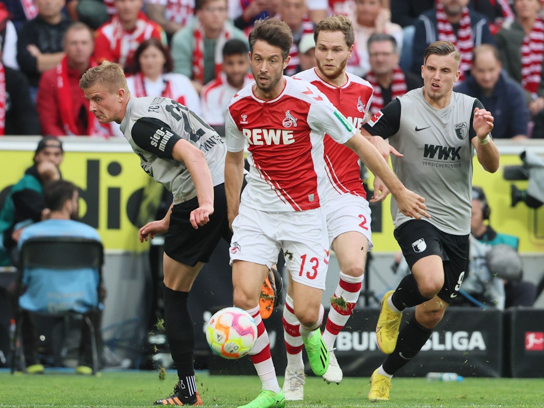 Mark Uth setzt sich gegen zwei Augsburger durch.