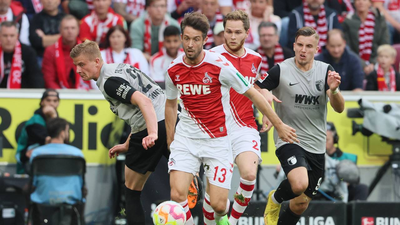 Mark Uth setzt sich gegen zwei Augsburger durch.