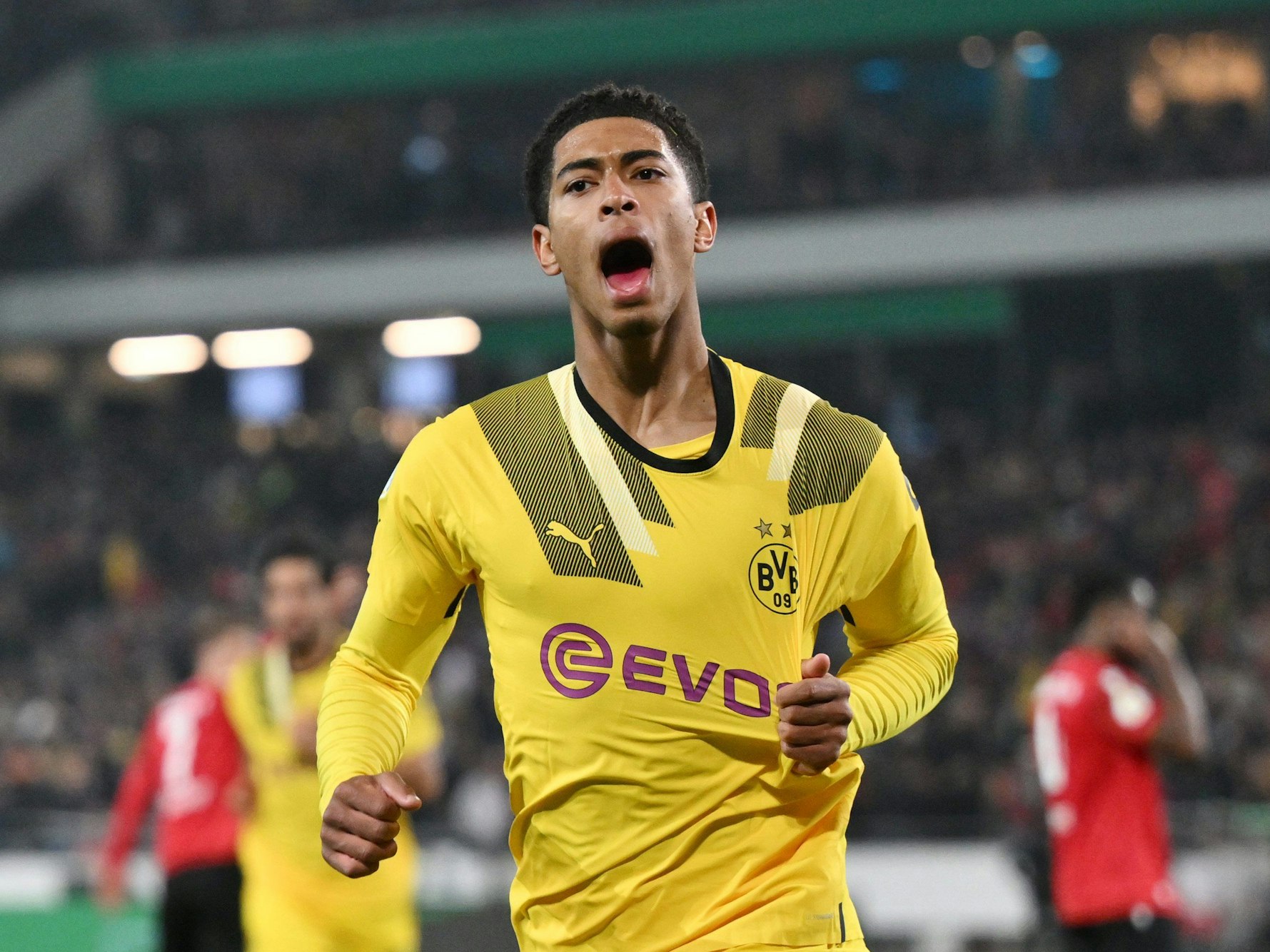 Jude Bellingham bejubelt sein Elfmeter-Tor im DFB-Pokalspiel bei Hannover 96.