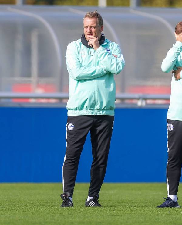 Co-Trainer Mike Büskens und Frank Kramer stehen auf dem Platz beim FC Schalke 04.