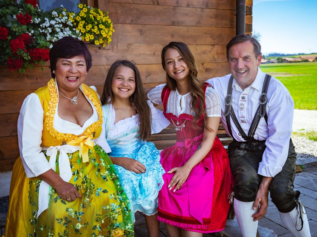 Narumol, Jorafina, Jenny und Josef (von links) in der Dokusoap „Narumol & Josef - Unsere Geschichte geht weiter!“.