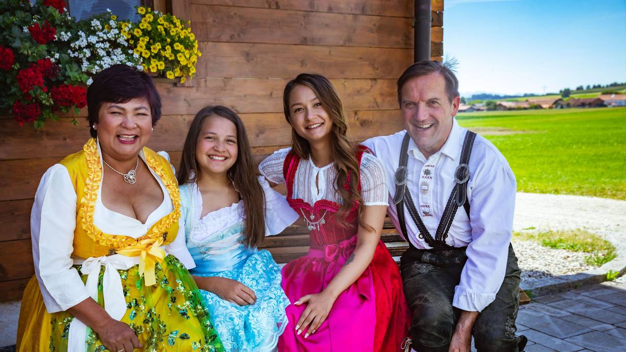 Eine glückliche Familie: Narumol, Jorafina, Jenny und Josef (von links) in der Dokusoap „Narumol & Josef - Unsere Geschichte geht weiter!“ aus dem Jar 2022.