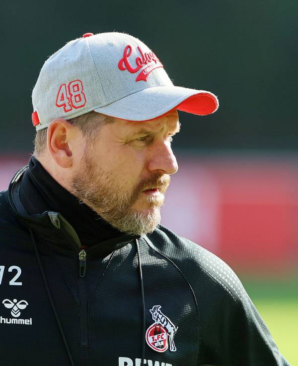 Steffen Baumgart mit Kappe auf dem Trainingsplatz.