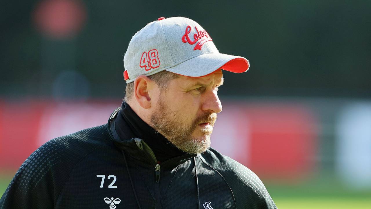 Steffen Baumgart mit Kappe auf dem Trainingsplatz.