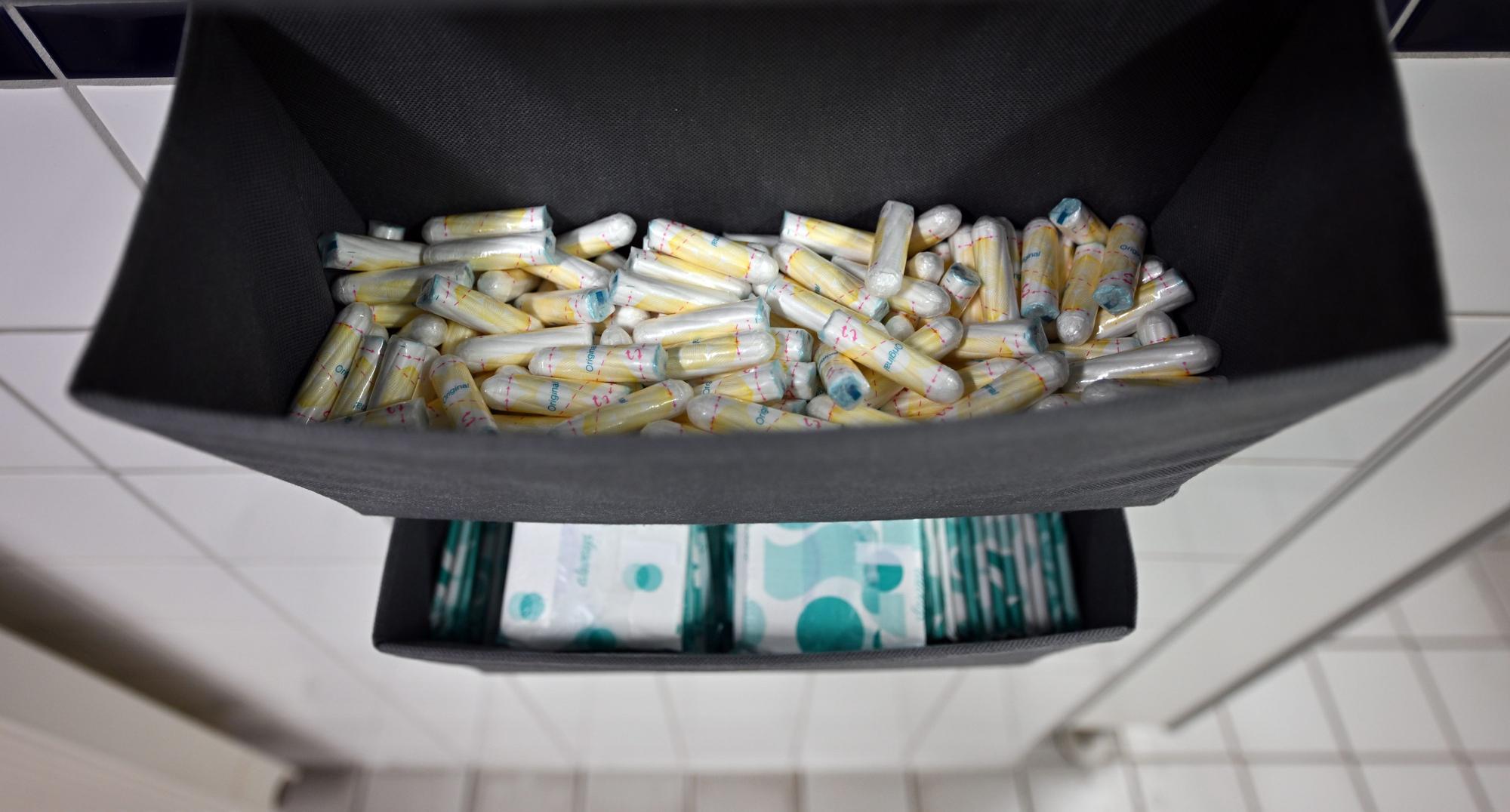 Damenbinden und Tampons liegen in einer Toilette an der Friedrich-Schiller-Universität Jena.