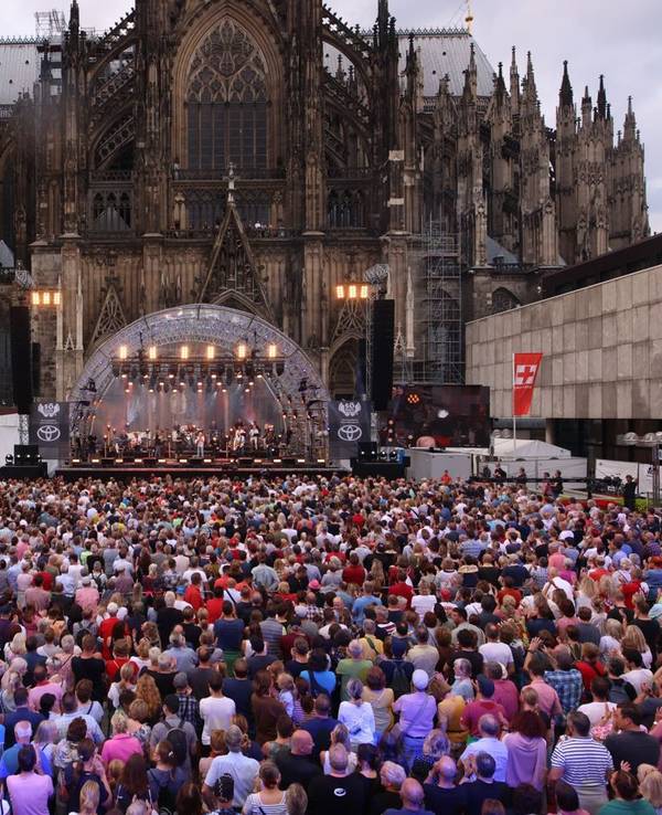 Viele Menschen im Publikum beim Konzert der Bläck Fööss auf dem Roncalliplatz in Köln.