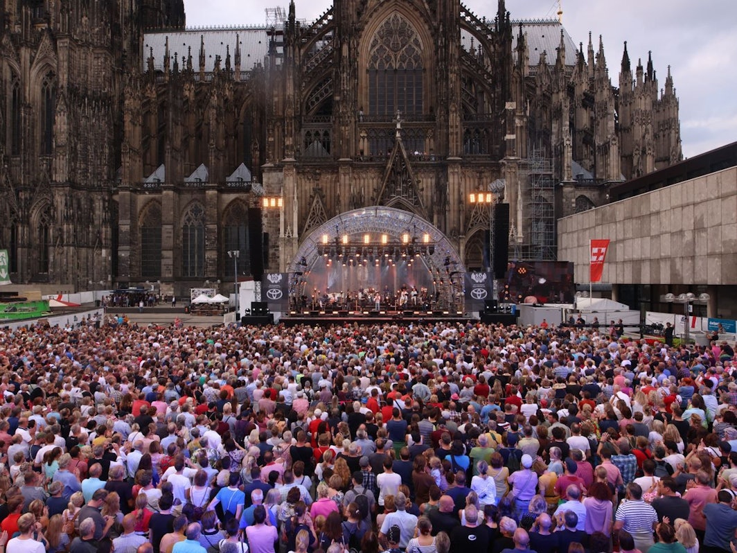 Viele Menschen im Publikum beim Konzert der Bläck Fööss auf dem Roncalliplatz in Köln.