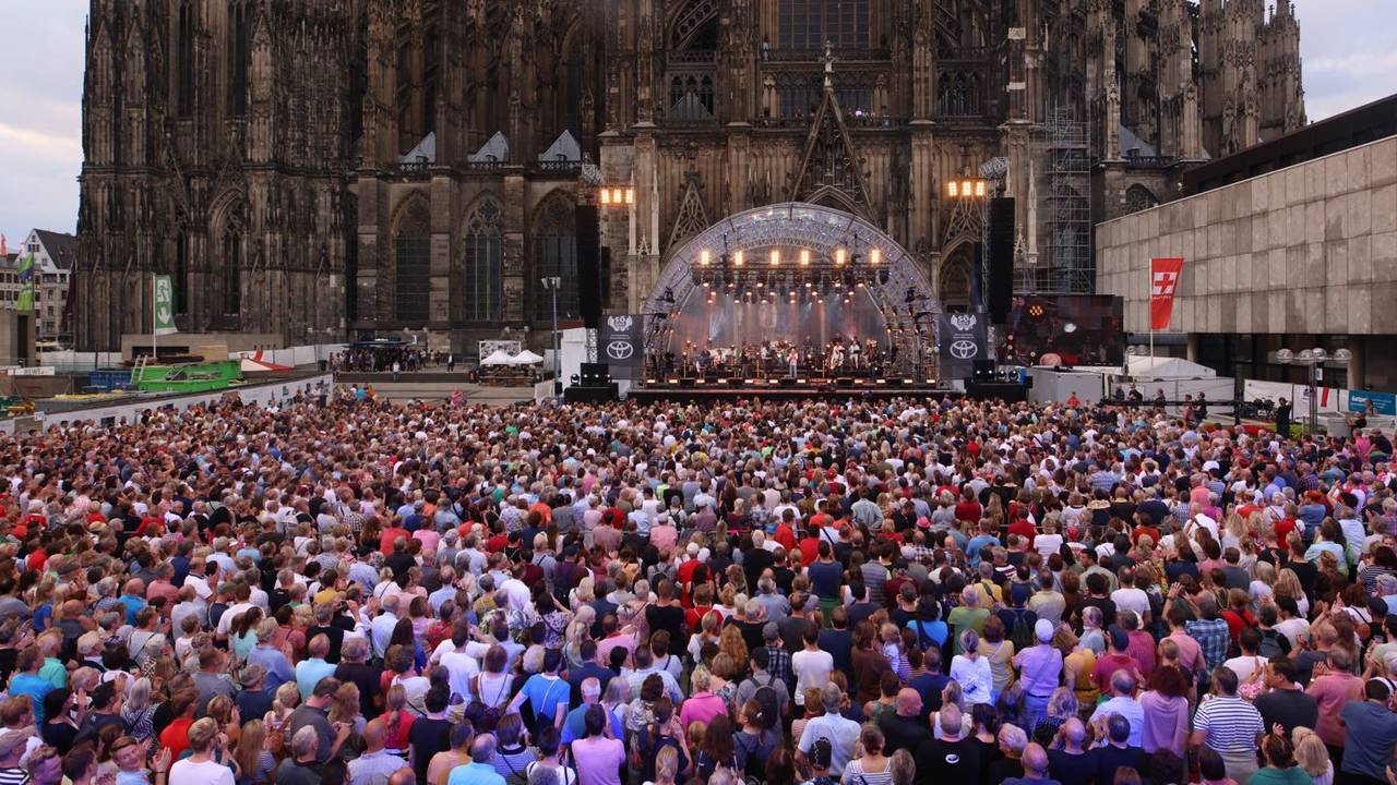 Viele Menschen im Publikum beim Konzert der Bläck Fööss auf dem Roncalliplatz in Köln.