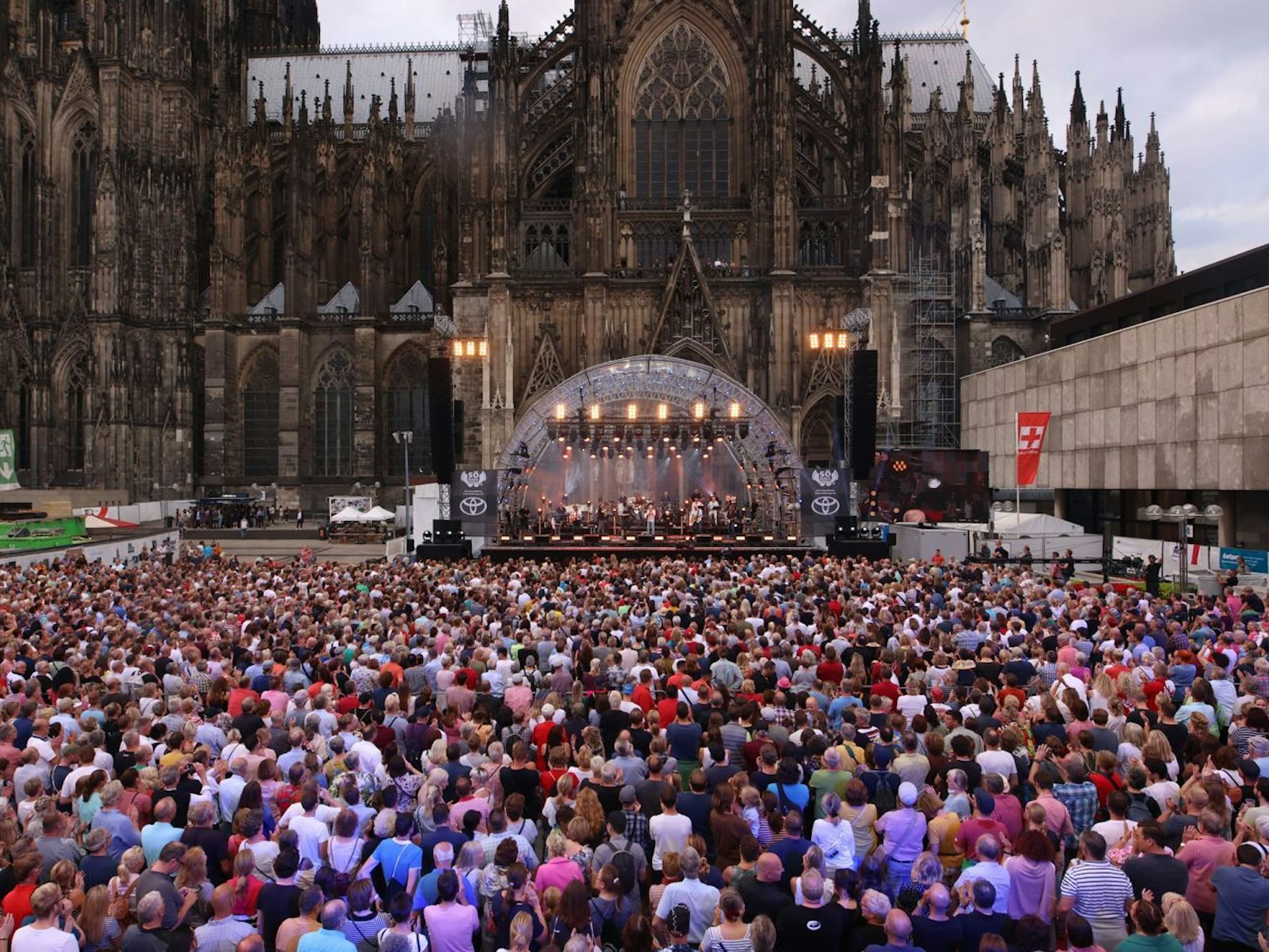 Viele Menschen im Publikum beim Konzert der Bläck Fööss auf dem Roncalliplatz in Köln.