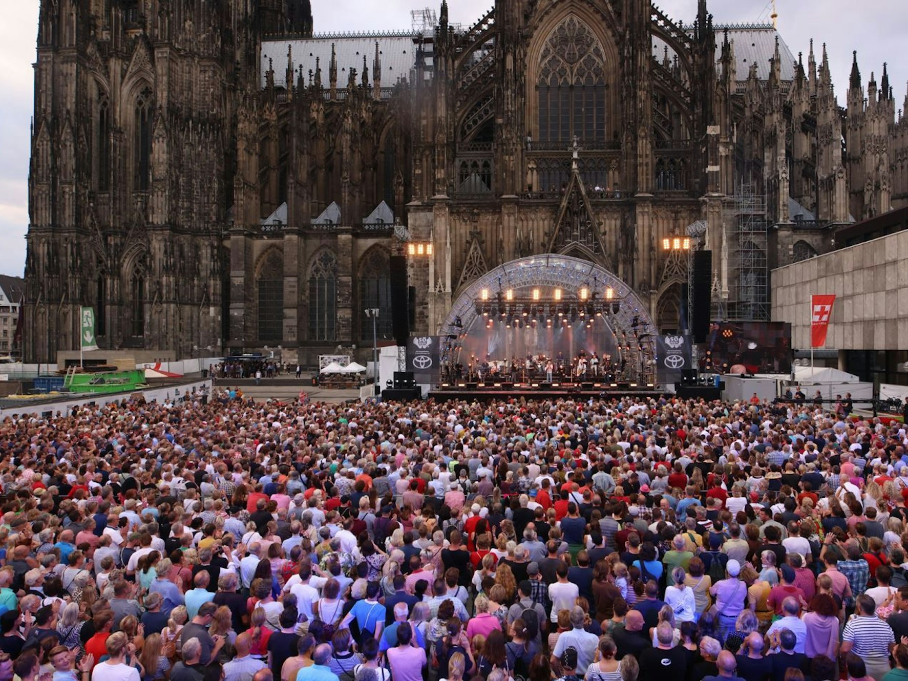 Viele Menschen im Publikum beim Konzert der Bläck Fööss auf dem Roncalliplatz in Köln.