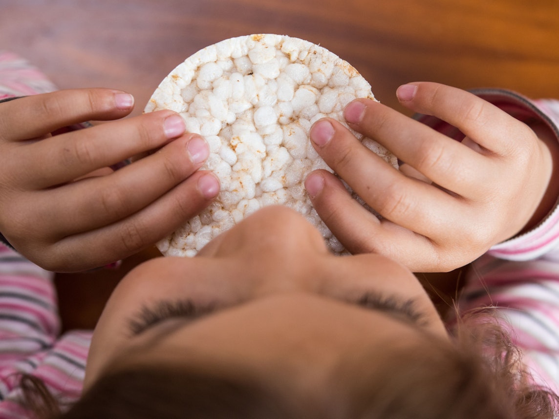 Ein Kind isst eine Reiswaffel in Frankfurt an der Oder.