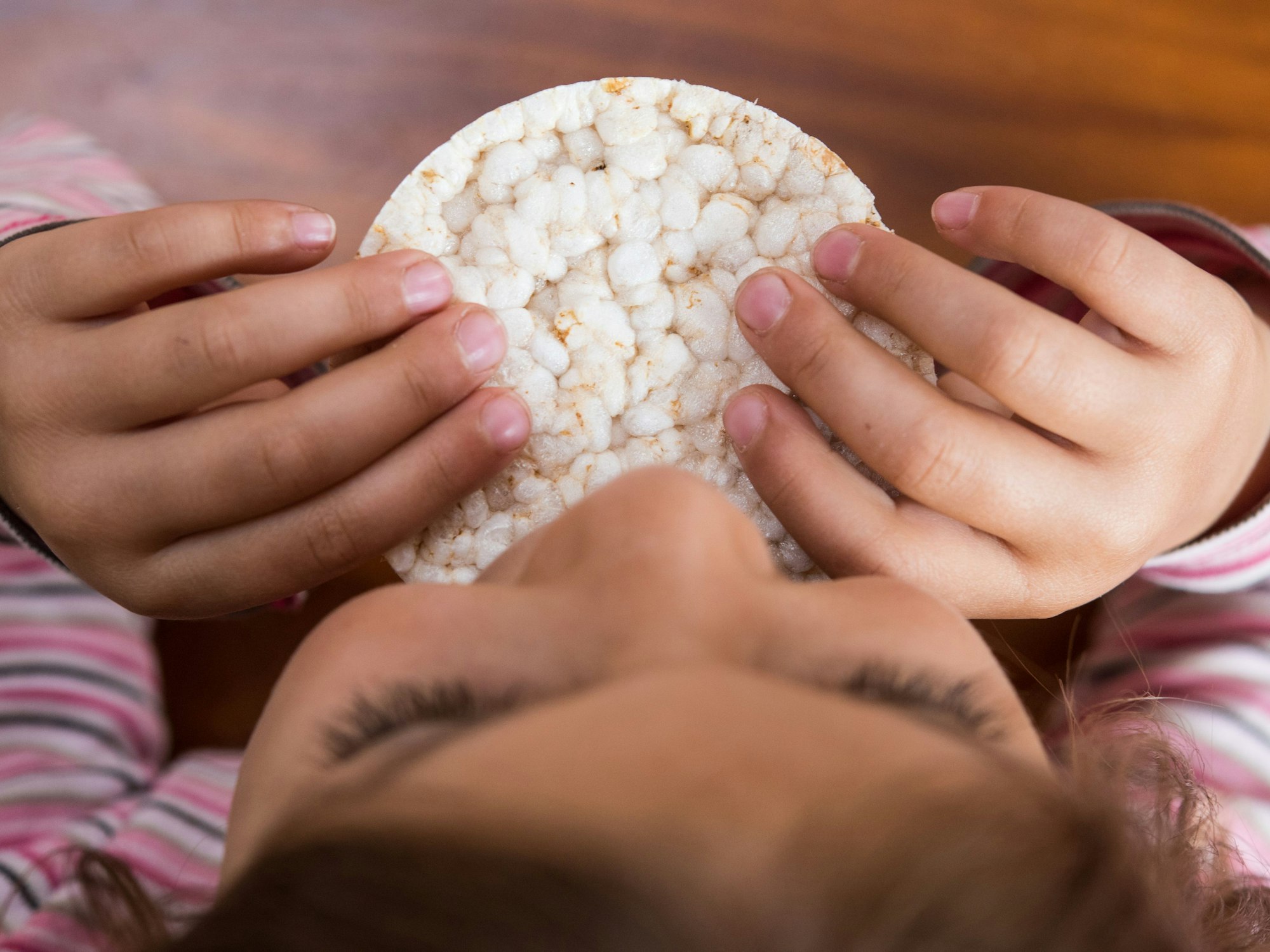 Ein Kind isst eine Reiswaffel in Frankfurt an der Oder.
