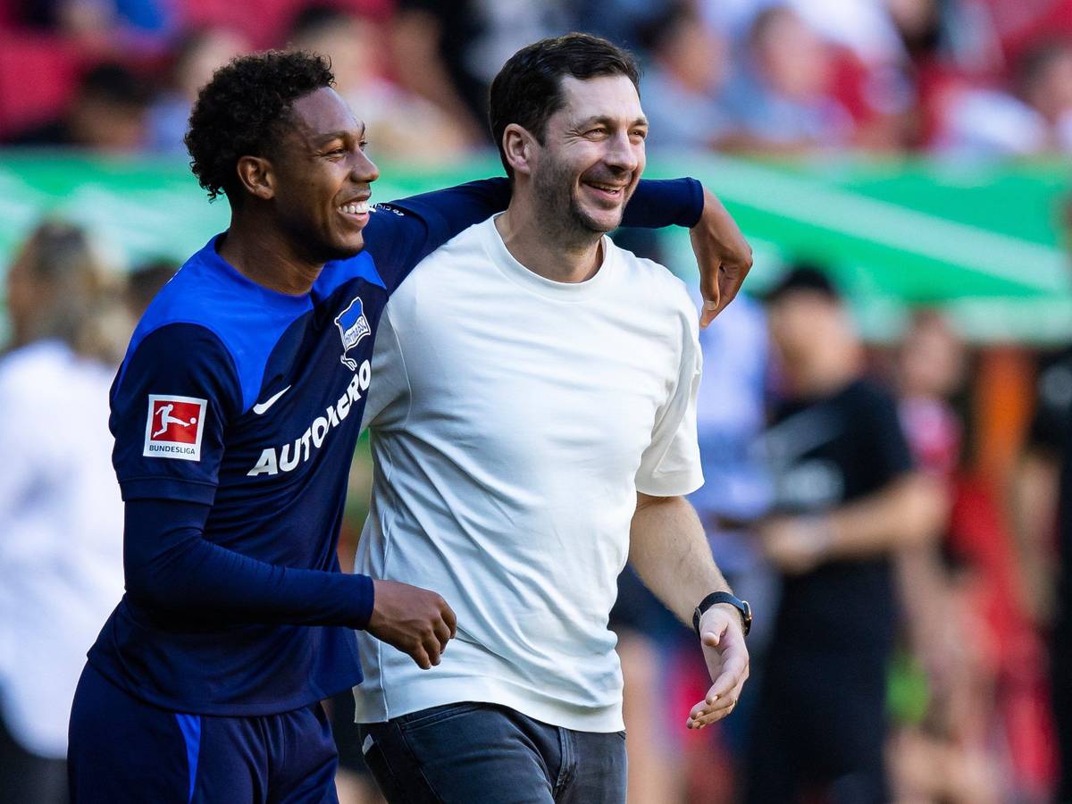 Hertha-Profi Jean-Paul Boetius umarmt im Auswärtsspiel beim FC Augsburg Trainer Sandro Schwarz. Zuletzt fehlte Boetius nach einer Hodenkrebs-OP.