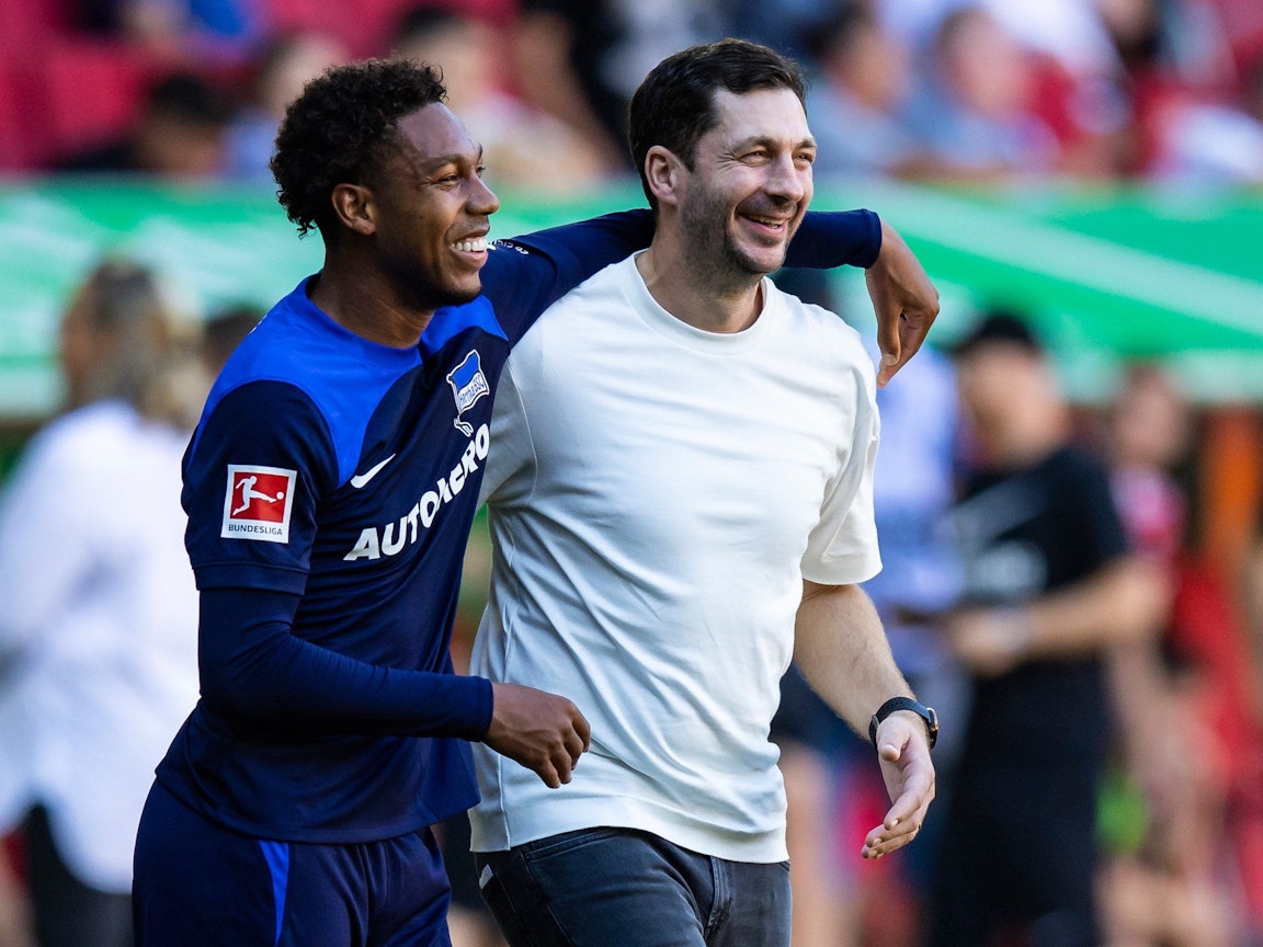 Hertha-Profi Jean-Paul Boetius umarmt im Auswärtsspiel beim FC Augsburg Trainer Sandro Schwarz. Zuletzt fehlte Boetius nach einer Hodenkrebs-OP.