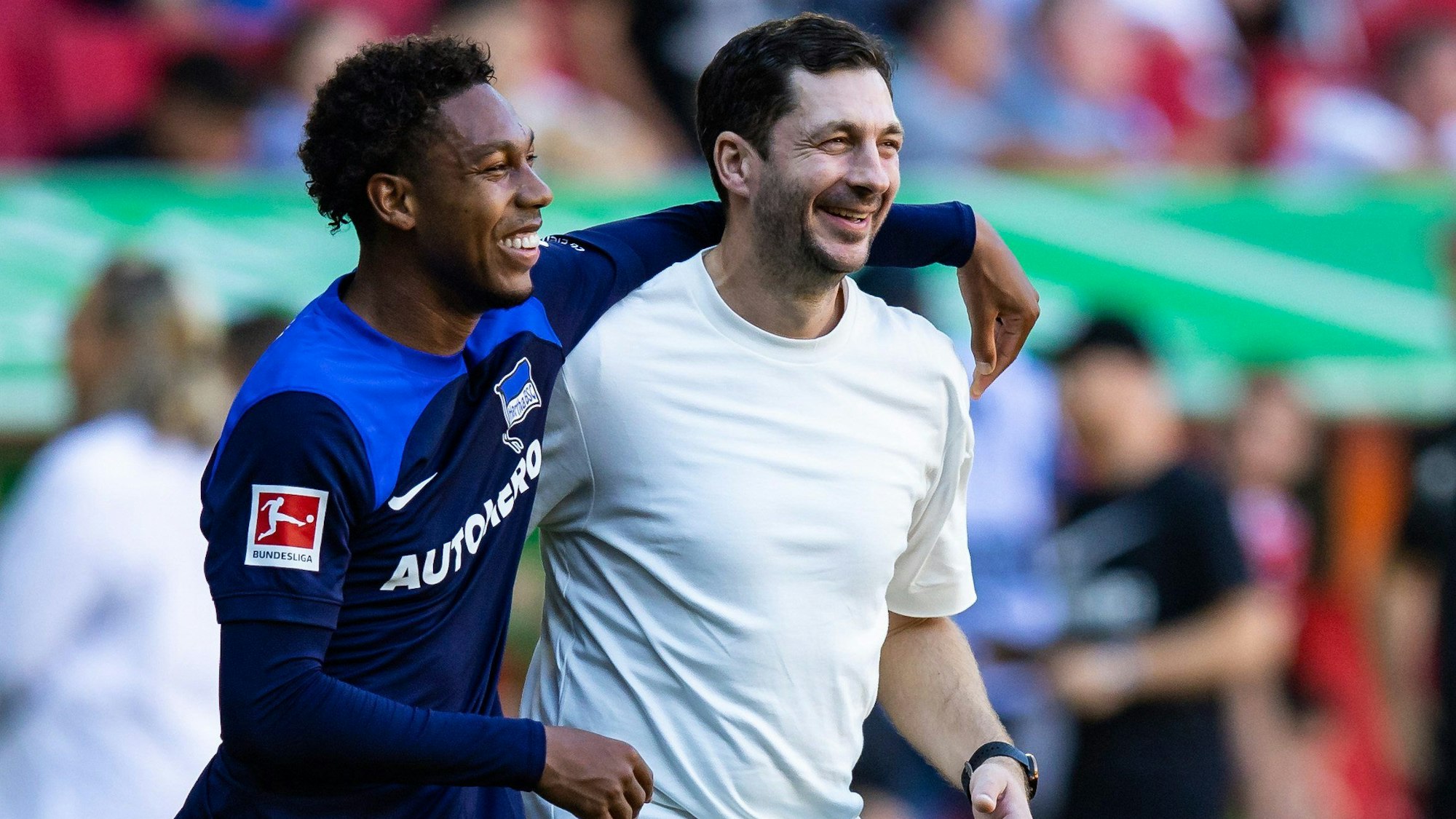 Hertha-Profi Jean-Paul Boetius umarmt im Auswärtsspiel beim FC Augsburg Trainer Sandro Schwarz. Zuletzt fehlte Boetius nach einer Hodenkrebs-OP.