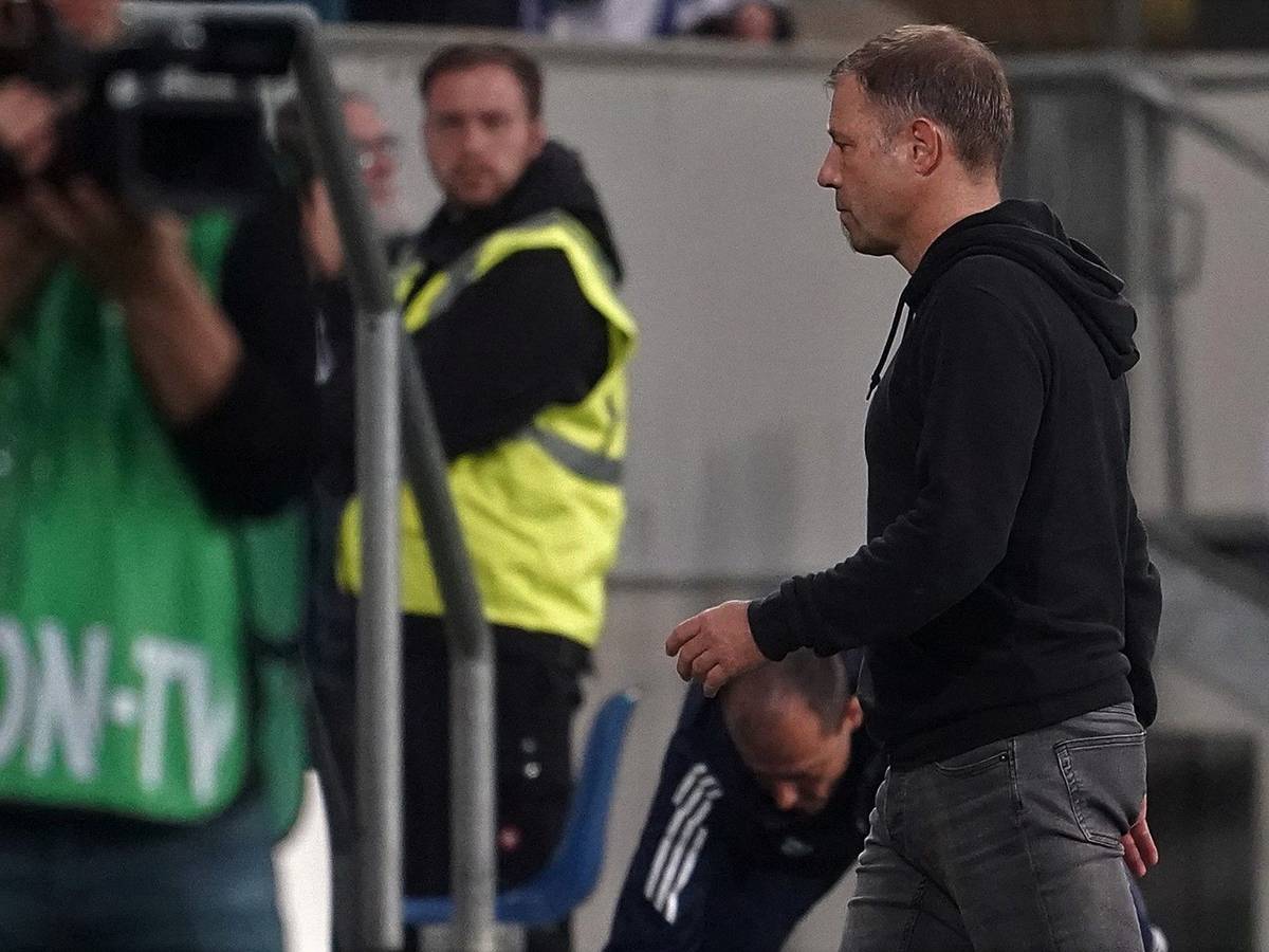 Der bisherige Schalke-Trainer Frank Kramer bei seinem Abgang nach der Pokal-Niederlage in Hoffenheim. S04 fahndet weiter nach seinem Nachfolger.